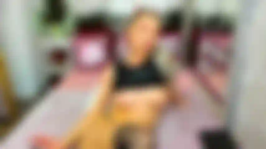 Ihre muschi durch ihr höschen reibt und dabei ihre titten raushängen lässt.