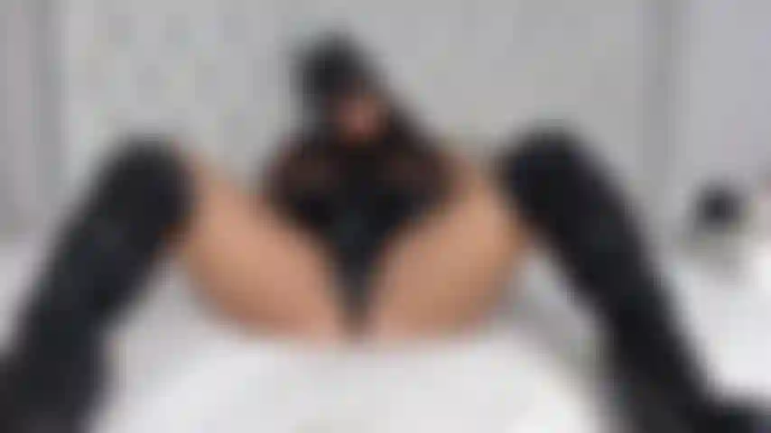 Ganz-pvc-catsuit mit stiefeln und handschuhen. Show mit komplett offenen beinen.