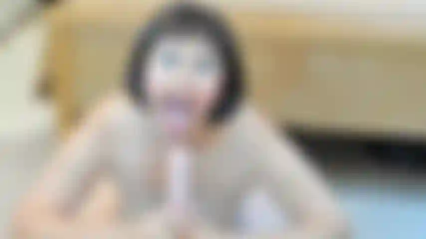 Ich lutsche, lutsche meinen riesigen dildo tief in die kehle und spritze mir mit meinem spritzenden dildo ins gesicht.