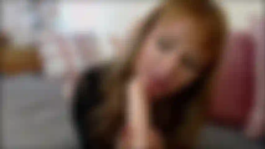 Komm zweimal für mich, während ich über deinen schwanz spucke.