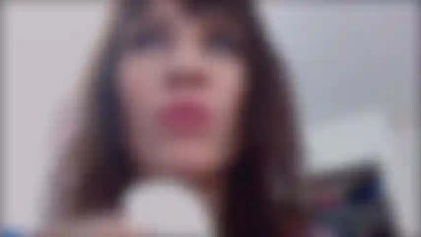 Orale fixierung mit lippenstift.