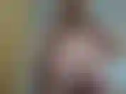 Meinen hochschwangeren bauch mit öl einreibt, während sie nackt ist.