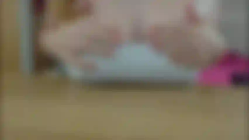 Melke meine schwangeren titten auf den schreibtisch und mache ein chaos.