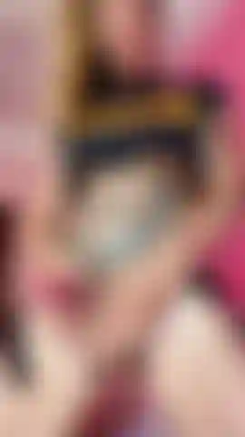 Ich will dich in deinen schlampenmund stopfen, bevor ich dich in deinen engen weichei-arsch ficke und dir dabei in die augen schaue, um zu sehen, wie die lust über dein gesicht spritzt.