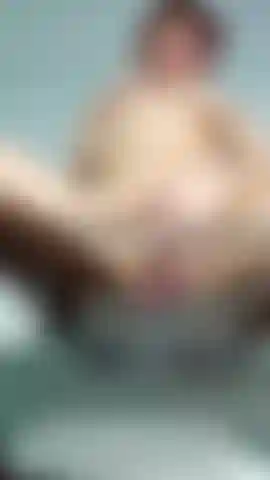 Die mit dem stuhl masturbiert.