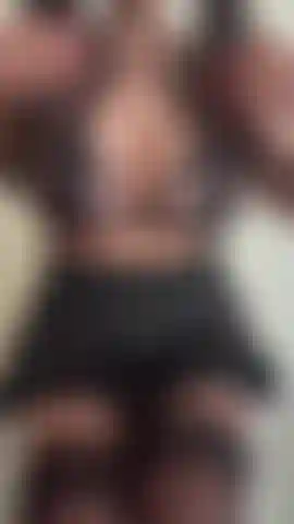 Betrachte das als deine warnungschwarze spitze, ein freches kleines teasing und 1:23 von mir, die deine selbstbeherrschung auf die probe stellt. 😈.