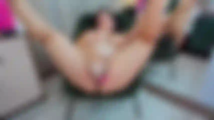 Ich verwöhne meine muschi mit meinem dildo, während du mich mit vibrationen füllst, bis du mich nach lust betteln lässt.