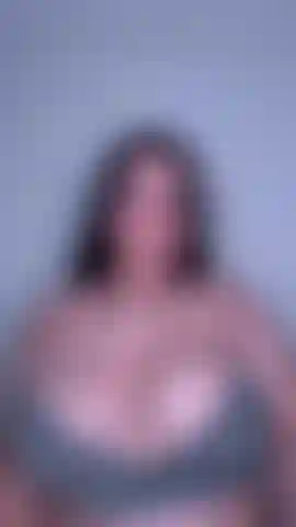 Ich lasse meine großen und sexy titten wippen und begeistere dich mit meinem körper und meinen bewegungen.