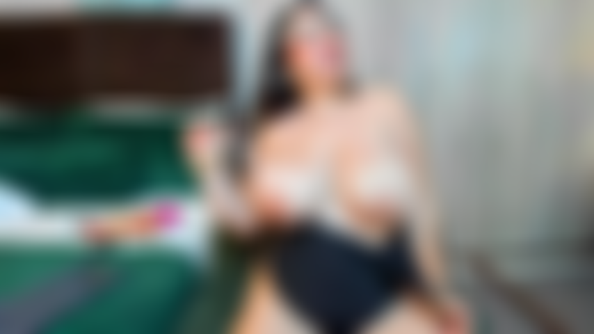 Mit großen brüsten.