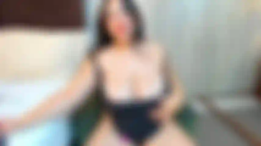 Spiele mit nasser muschi.