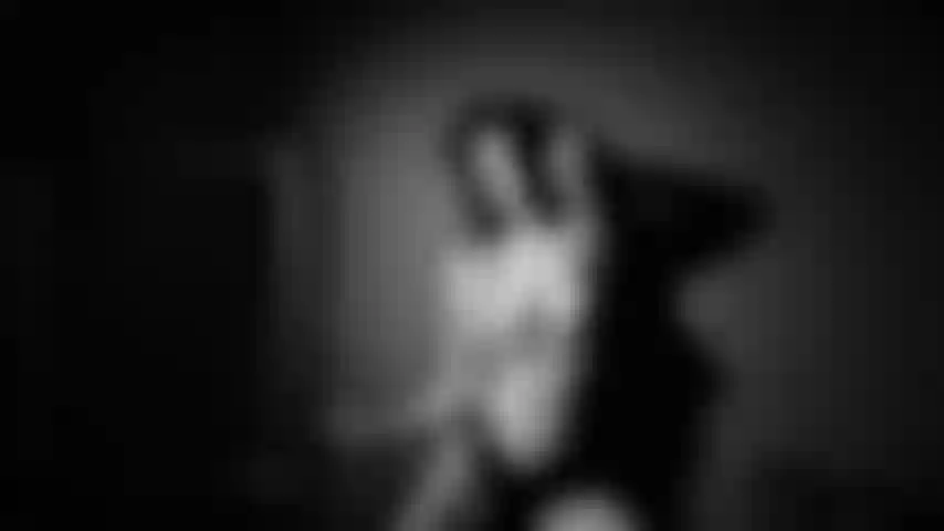 Heißer nackter körper, der sich langsam bewegt.