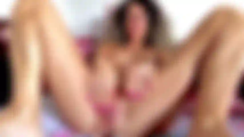 Spreize meine großen schamlippen, necke meinen harten kitzler, lehne mich zurück, ganz nackt, die beine weit geöffnet, zeige meine feuchte muschi, große brustwarzen.
