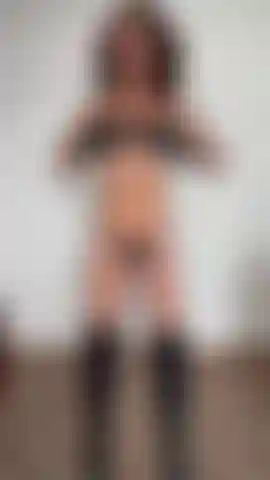 Schwarze handschuhe an meinen titten, aber meine brustwarzen sind trotzdem rausgekommen.