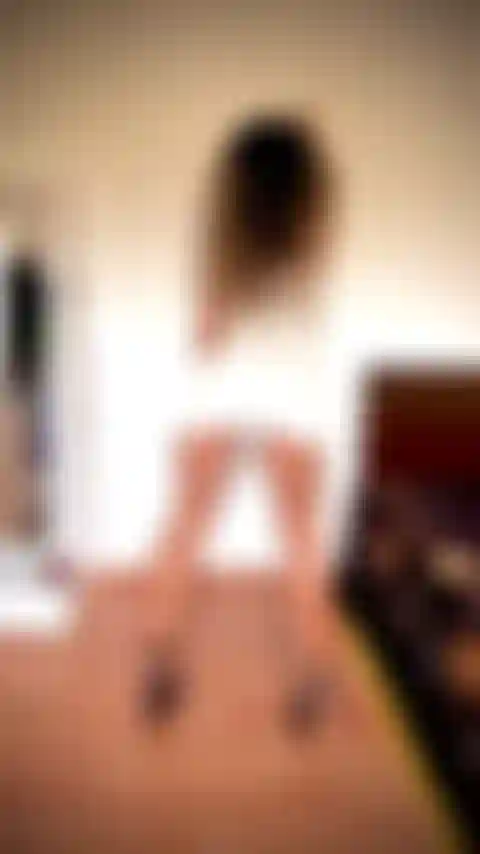 Tollen waden und angespannten oberschenkeln, trage ein enges, kurzes, weißes kleid und beuge mich an die wand, ohne höschen.