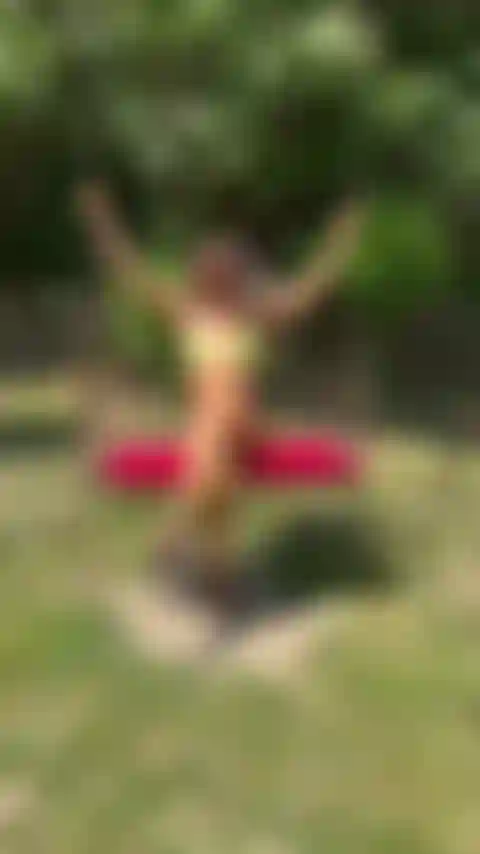 Sitze auf meiner schaukel und genieße den sonnenschein in meinem bikini.