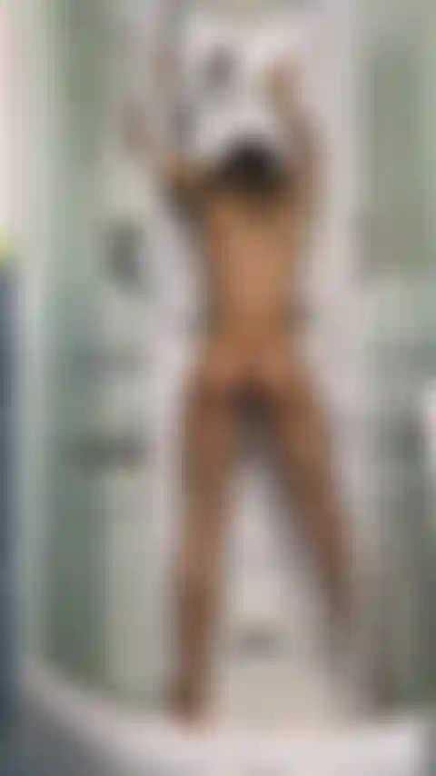 Knackiger arsch ist nass und in der dusche läuft das wasser über meinen ganzen knackigen körper und tropft von meinen langen schamlippen.