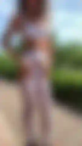 Weiße strümpfe, höschen und bh, necken im freien.