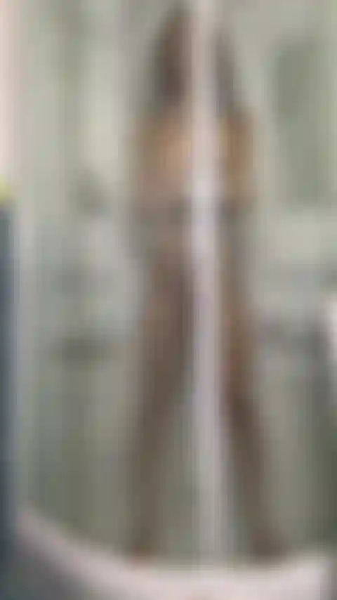 Heiß nackt unter der dusche, wasser läuft über meinen muskulösen, straffen körper und neckt meine brüste und meine muschi ...