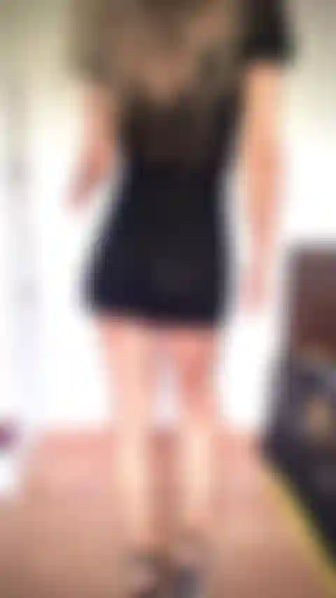 Beuge mich über die wand, laufe in meinen sexy schwarzen dessous, ohne höschen, zeige meine muskulösen beine, meinen fitten arsch und meine perfekte muschi ...