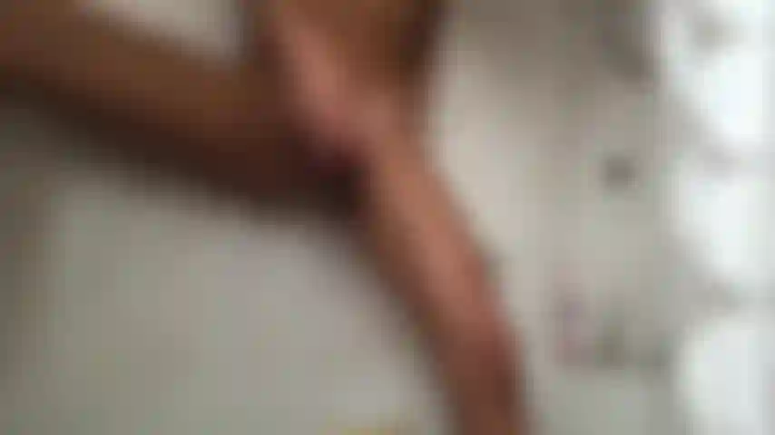 Muschi spiele mit dildo in der dusche, frontansicht, bein hoch.