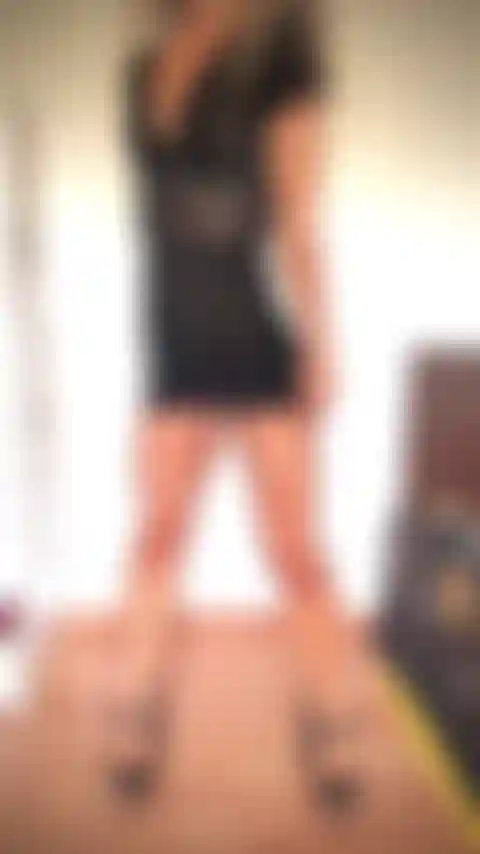 Durchsichtige sexy schwarze dessous, die meine muschi und titten zur schau stellen, sinnliches posieren, eng anliegender körper, high heels.