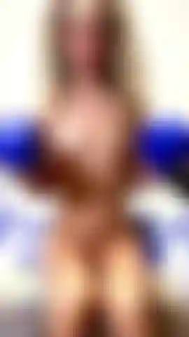 Mache nackte bizepscurls mit hanteln.