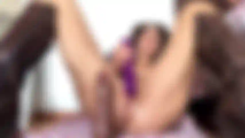 Ein vibrierender zauberstab, der meine enge muschi fickt, meine großen schamlippen spreizt, die beine weit geöffnet auf dem boden, stiefel an...