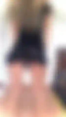 Die muschi ist ganz nah, ich beuge mich vor, die langen schamlippen hängen, ich habe sexy schwarze dessous und muskulöse beine.