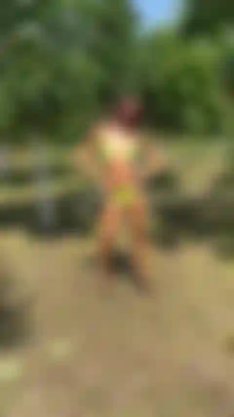 Genieße einen sonnigen tag und arbeite als bikini-model.