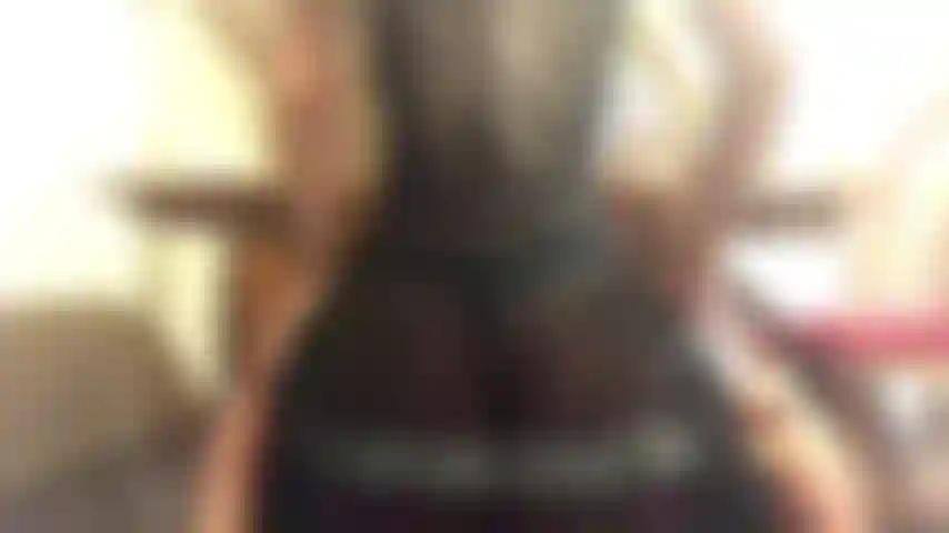 Saftige pussy, spiele mit einem dildo auf einem stuhl, cowgirl-reverse, schwarze dessous, ich zeige meinen knackigen arsch.