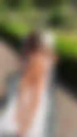 Die oben ohne ein sonnenbad nimmt.