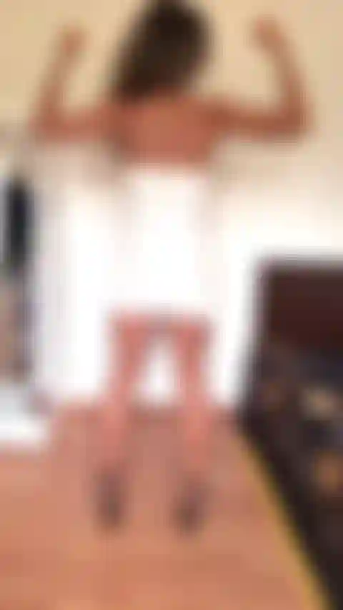 Beuge meinen rücken in meinem weißen, engen, kleinen kleid.