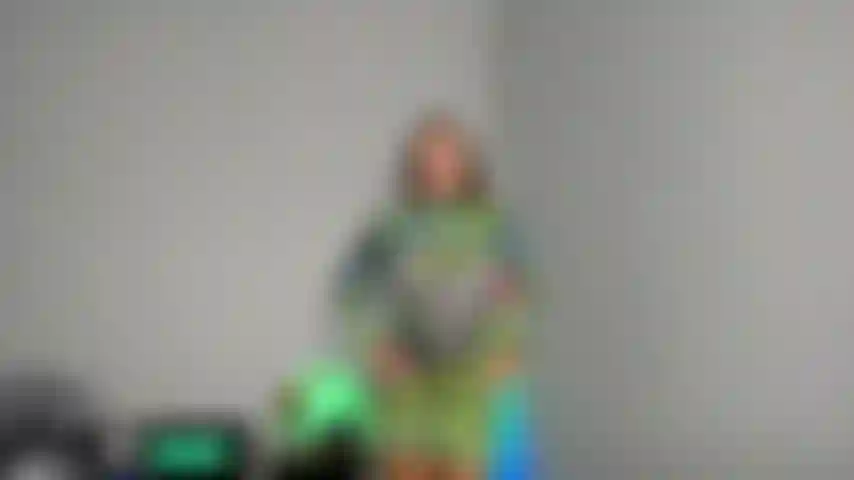 Frau probiert luxus-heels/latexkleid an und wird dann zum unterwürfigen roboter.