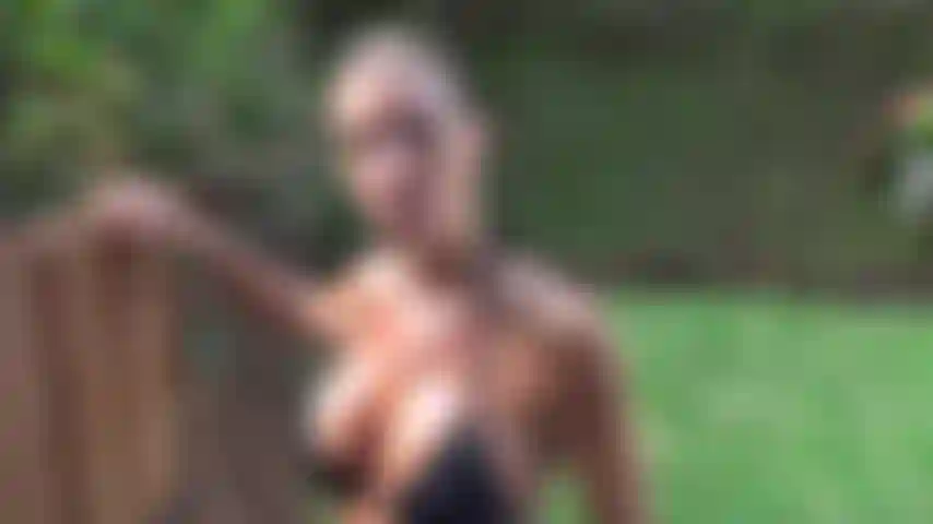 Falls du es verpasst hast, hier ist die außendusche. Ganz nackt und seife, sieh mir zu, wie ich jeden zentimeter meines eingeölten körpers mit wasser und dann mit seife liebe, direkt nach dem pool.