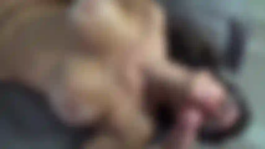 Ich will sein sperma nicht, aber es ist trotzdem auf meinem gesicht. Schau mir zu wie ich den schwanz mit meinem mund reinige.