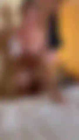 Squirt-alarm, squirt auf einem riesigen dildo, sieh mir zu, wie ich zwei riesige dildos hämmere.