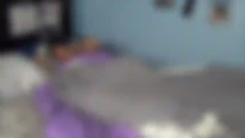 Voyeur, komme, wache auf und schaue zu, wie ich einen gebogenen dildo reite, dann vollspritze ich ihn.