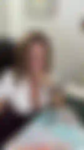 Kunstlehrerin mary schimpft mit drei schülern dafür, dass sie einen steifen im unterricht haben. Großzügig lässt sie sie wichsen, um den druck in ihren eiern zu erleichtern 💦.