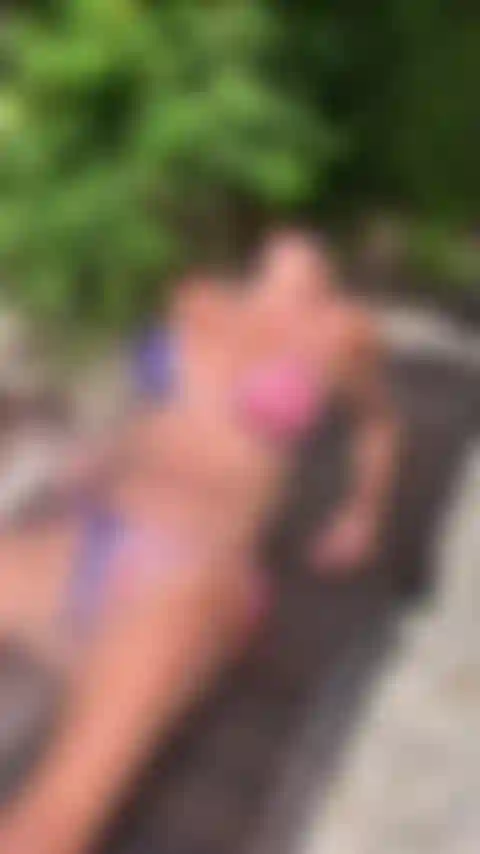 Mach mich nass vor der bikini- und wassershow. Spritz mich mit deinem schlauch ab.