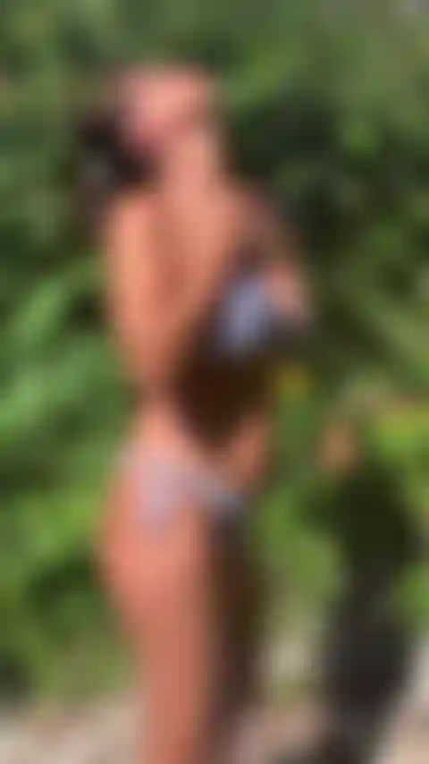 Die spaß in der außendusche hat. Komm zu mir.