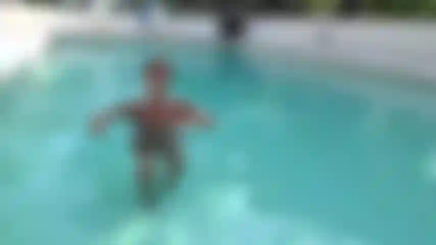 Die milf taucht aus dem pool auf.