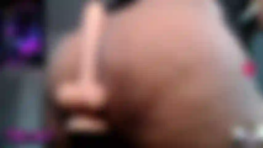 Großer arsch mit dildo.