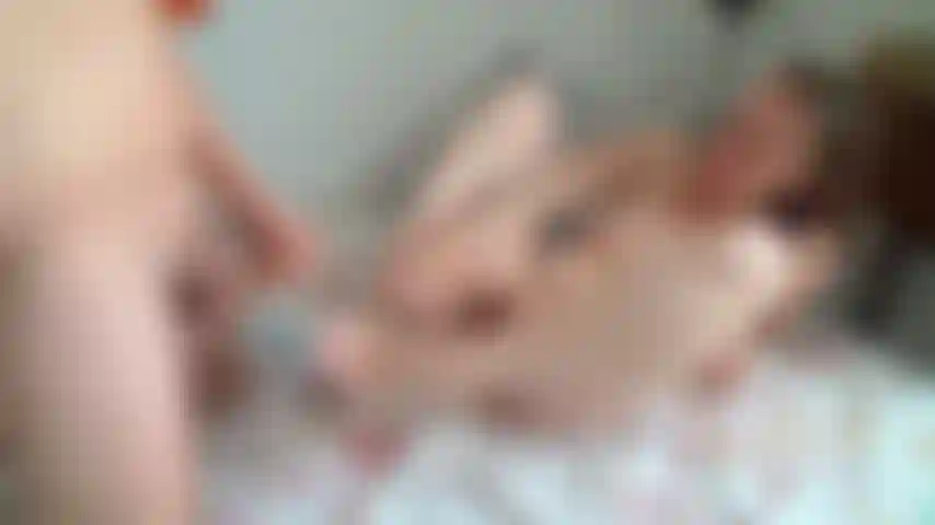 Regarde mon BG de 21 ans ejac sur mes pieds