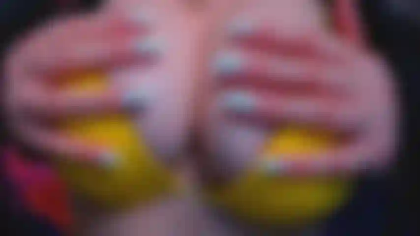 Die titten quetscht und leckt.