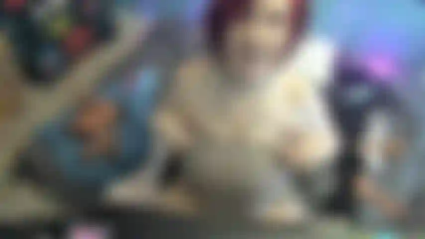 Die vollbusige rothaarige macht sich über dein kleines pipi lustig. Mit so einem kleinen schwanz würdest du sie auf keinen fall befriedigen!