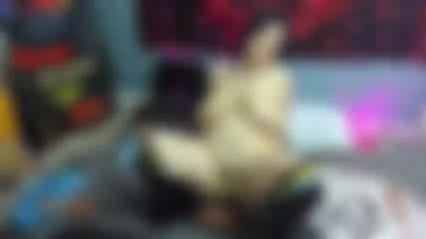 Eine geile schlampe reitet einen harten schwanz, seine titten hüpfen und wackeln.