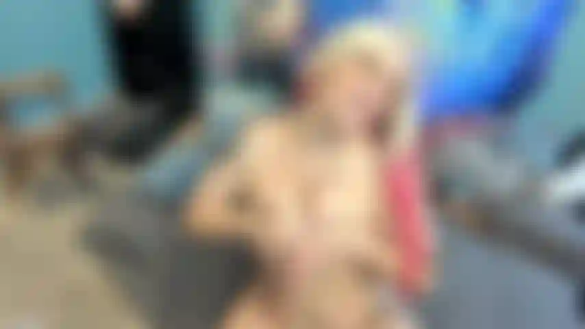 Andrew betrügt seine frau im supermarkt mit seiner vollbusigen blonden geliebten: eine dreckige fantasy über das zerstören einer ehe.