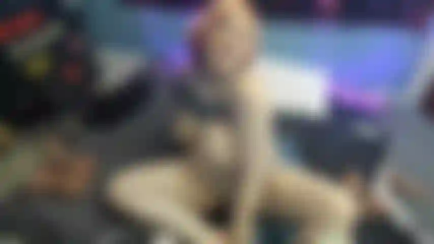 Eine vollbusige blonde gooner-ermutigung/ein spritzer.