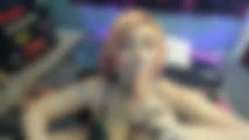 Würge, spucke, sabbere auf titten, deepthroat, schlampiger kopf.