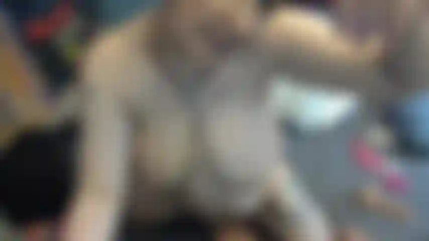 Reite einen andrew und diskutiere über f/f/m-dreier-fantasien.